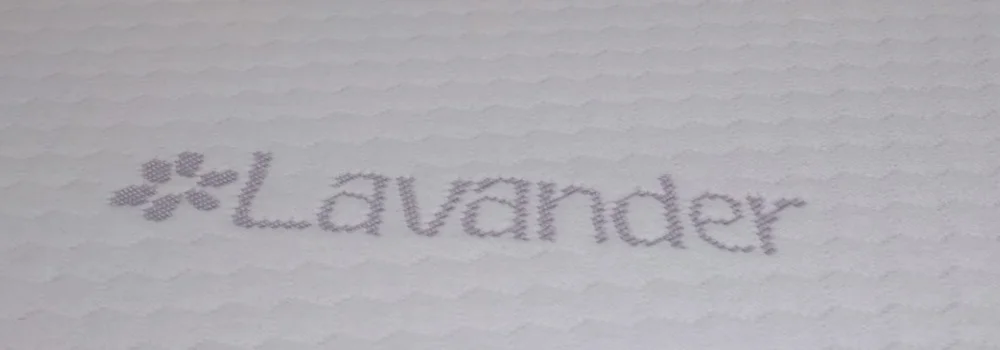 spalnya-odeyala-i-podushki-namatrasnik-lavander-90-2