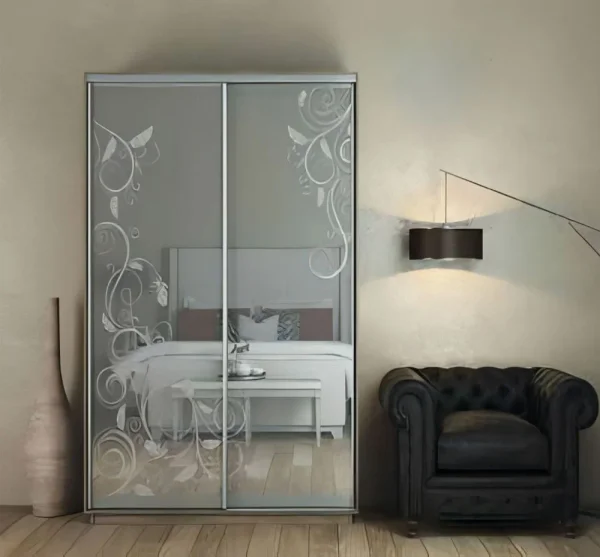 shkafy-s-razdvizhnymi-dveryami-shkaf-gt-100-160-45-220-s-gravirovannymi-zerkalami