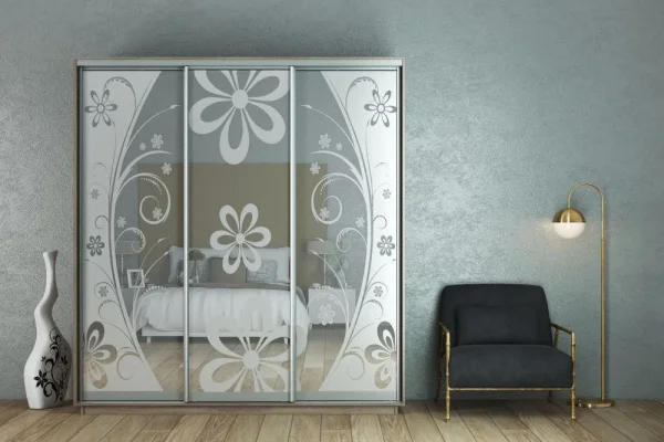 shkafy-s-razdvizhnymi-dveryami-shkaf-gt-190-200-45-220-s-gravirovannymi-zerkalami