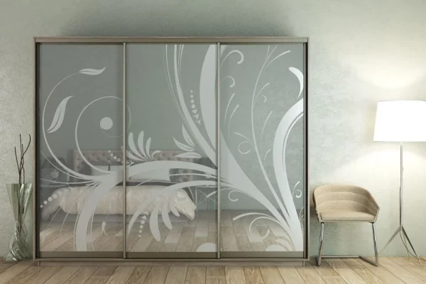 shkafy-s-razdvizhnymi-dveryami-shkaf-gt-210-270-45-220-s-gravirovannymi-zerkalami