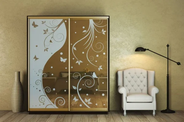 shkafy-s-razdvizhnymi-dveryami-shkaf-gt-100-160-45-240-s-gravirovannymi-bronzovymi-zerkalami